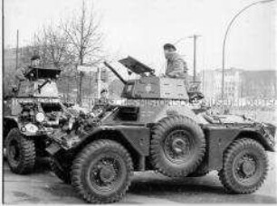 Britische Soldaten patrouillieren mit ihren Fahrzeugen entlang der Sektorengrenze am Brandenburger Tor