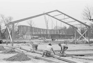 Aufbau von transportablen Ausstellungshallen für die "Oberrheinische Hotel- und Gaststätten Fachausstellung" vom 29. April bis 9. Mai 1955