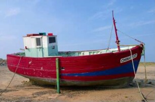 Frankreich. Basse Normandie. Manche. Portbail. Schiffe bei Ebbe