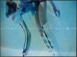 Fernsehbild: Frau mit Mundschutz (Altersgruppe 18-21)