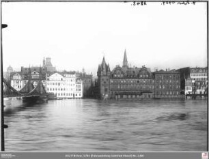 Mainkai mit Saalhof und Rententurm von Süden bei Hochwasser, links Eiserner Steg (angeschnitten)