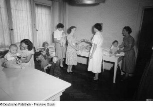 Mütter mit Kindern in einer Mütterberatung in Plagwitz