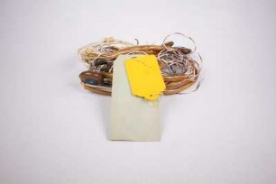 Rückansicht diverse Kabel - Box mit Kabeln