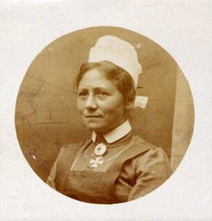 Erster Weltkrieg - Lazarett III Gewerbeschule Karlsruhe. Unbekannte Rot-Kreuz-Schwester