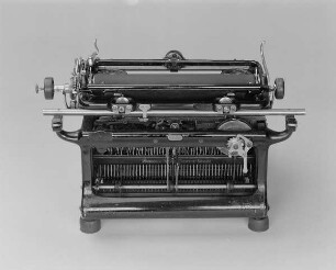 Typenhebelschreibmaschine "Continental". Vorderanschlag (sofort sichtbare Schrift), Farbband. Rückansicht von oben