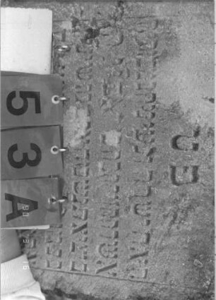 Grabstein 53 (Index: 100008834) Zustand: kleine Teile abgebröckelt Maße HxBxT: 66x54x6 cm: Grabstein 53A