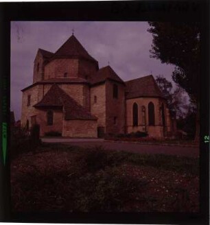 Die Klosterkirche Ottmarsheim unter blauem Himmel