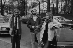 Janos Frecot, Leiter der Photographischen Sammlung in der Berlinischen Galerie, mit einem Unbekannten und seiner Ehefrau am Schloßpark Klein-Glienicke