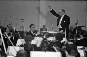 Donaueschingen: Donaueschinger Musiktage; Stadthalle; Igor Strawinsky dirigiert Südwestfunkorchester