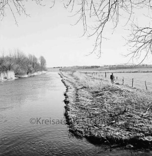 Brenner Moor: die Trave, recht eine Person am Ufer