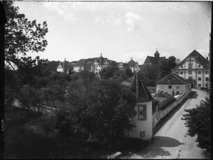Salem Kloster bzw. Schloss Salem Rundturm mit Klostermauer, im Hintergrund Kloster bzw. Schloss Salem