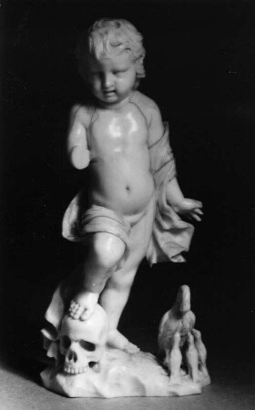 Putto mit Totenkopf : Putto mit Totenkopf. Elfenbein (1701/1800). Seligenstadt (Kreis Offenbach), Landschaftsmuseum