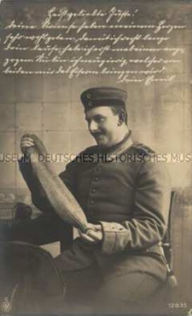 Soldaten mit Strumpf (Liebesgabe) und Spruch