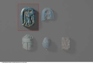 Ovale Amulett-Platte mit Darstellung der Göttin Thoeris und einer Kobra, auf der rückwärtigen Seite eine Antilope