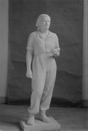 Stehende Arbeiterin : Stehende Arbeiterin. Gips (1960/1962) (Studentenarbeit der Bildhauerklasse von Walter Arnold)
