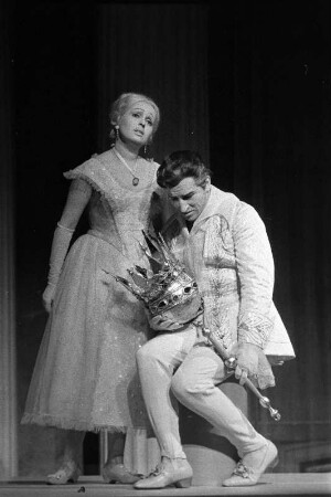 Szene aus "Leonce und Lena" Kurt Schwaen : Szenenbilder aus "Leonce und Lena", Kammeroper von Kurt Schwaen nach dem Lustspiel von Georg Büchner. Staatsoper Berlin im Apollo-Saal, Uraufführung 15.10.1961