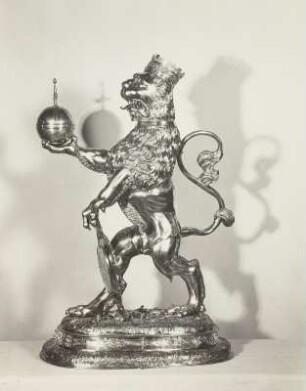 Großer steigender Löwe mit Reichsapfel, Schild und Krone