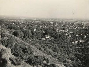 Radebeul-Oberlößnitz. Blick vom Spitzhaus, rechts die Lutherkirche