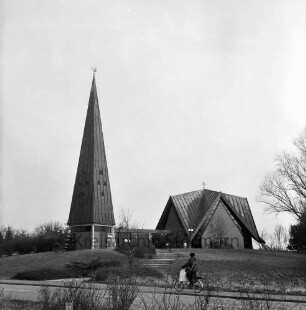 Rethwischdorf: Kirchberg: Christuskirche: Außenansicht von Westen: vorn Frau auf Fahrrad: davor Sträucher: rechts Baum