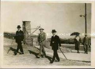 Wilhelm II. beim Spaziergang in Zaandvort