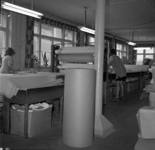 Roßwein, Bahndammstraße. VEB Maßmieder- und Wäschefabrik (vormals Karl Spranger Maßkorsettfabrik). Vorgänge in der Produktion. Zuschnitt. Teilansicht des Produktionsraumes
