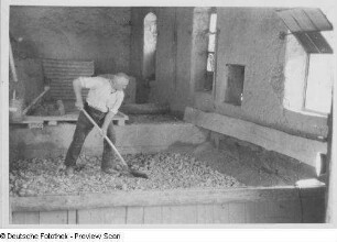 Mann bei der Arbeit in der Sumpfgrube, Töpferei Paul Mirisch, Pulsnitz : Pulsnitz. Töpferei Paul Mirisch. In der Sumpfgrube