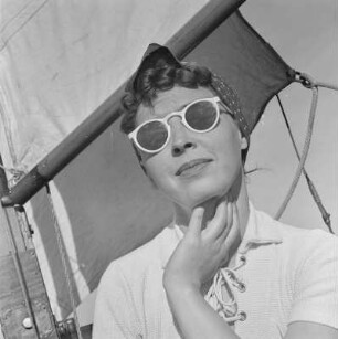 Elisabeth Gremmler mit Sonnenbrille auf einem Segelboot