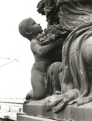 Frauenfigur mit kleinem Mädchen, einen Rosenkorb darreichend : Frauenfigur mit kleinem Mädchen, einen Rosenkorb darreichend. Sandstein (um 1905). Mädchenfigur mit Rosenkorb. Dresden-Altstadt, Schloßplatz 1, Baustelle Ständehaus (Bauphase Substanzsicherung / Wiederaufbau Dach)