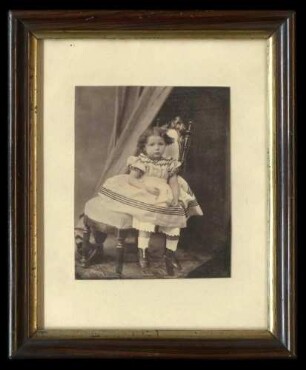 Fotografie von Friederike Rosalie Braun (1843-1923) als Kind, von 1847, auf der Rückseite genealogische Angaben, 20 cm hoch x 16,5 cm breit, im Glasrahmen