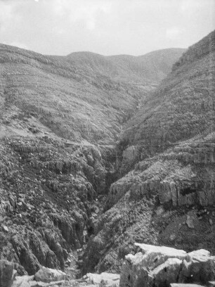 Bergschlucht : Blick in eine Schlucht im Gebirge