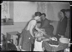 Heimarbeiter liefern ihre Erzeugnisse ab und erhalten ihren Lohn, 1930 : Heimarbeiter liefern ihre Erzeugnisse ab und erhalten ihren Lohn, 1930