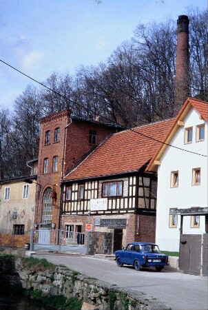 Fabrikgebäude mit Schornstein; Wohnhaus