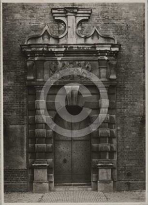 Westportal an der katholischen Kirche Trachenberg