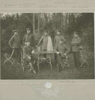 Offiziere (sieben Personen) des Regiments teils stehend teils an einem Gartentisch im Freien sitzend