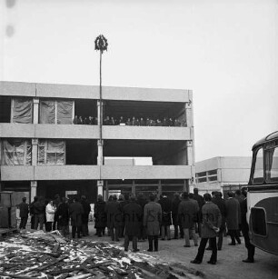 Dietrich Buxtehude-Schule: Grabauer Straße: Richtfest: Südseite des Hauptklassentraktes, rechts die Baustelle der Sporthalle