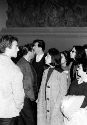 Besuchergruppe im Pergamonsaal im Rahmen einer Führung durch die Antikensammlung im Pergamonmuseum, geleitet von der kommissarischen Direktorin der Antikensammlung Elisabeth Rohde