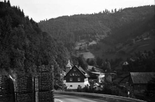 Keine Beschreibung [Wildgutach: Sägewerk; Straße mit Holzstapel]