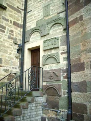 Langhaus Süd am Kirchturm-Spolien des alten Langhauses mit Ornamentik