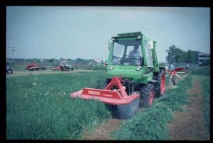 Fotografie: Systemtraktor, Trommelmähwerk, Futterbau