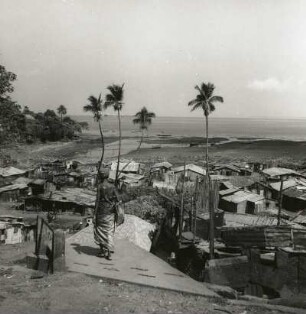 Freetown, Sierra Leone. Blick auf Hütten der Stadtrandsiedlung am Ufer des Atlantik