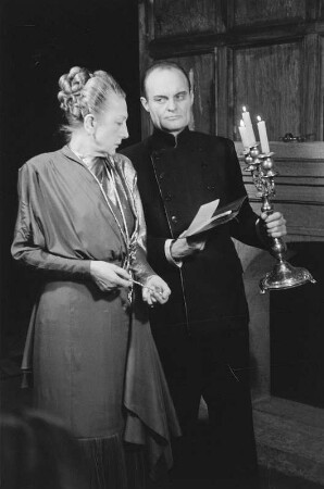 Szenenbilder aus dem Drama "Ein Inspektor kommt" von John Bonyton Priestley im Theater am Schiffbauerdamm Berlin : Szene mit Alfred Schieske als Inspektor Goole