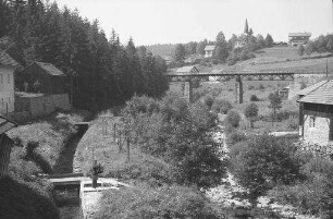 Spiegelau: Bach, Viadukt und oben der Ort
