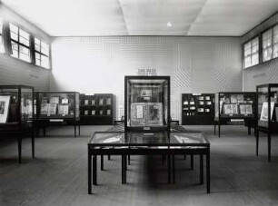 Das Buch. Sonderschau der Sächsischen Landesbibliothek Dresden. Raumaufnahme