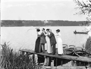 Berlin: Gruppe auf Bootssteg