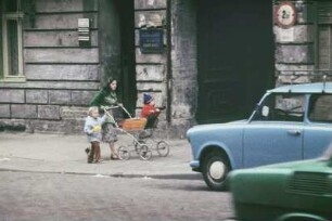 DDR. Berlin. Straßenbild mit junger Mutter mit zwei Kindern