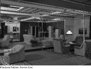 Leipziger Herbstmesse, 1984. Raumaufnahme mit Ausstellungskojen des VEB Thüringer Möbelkombinat Suhl. Ansicht mit Sitzgruppen