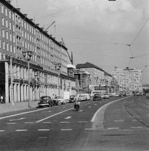 Dresden-Altstadt, Ernst-Thälmann-Straße (heute Wilsdruffer Straße) mit im Bau befindlichem Kuturpalast und Pirnaischer Platz mit Appartementhochhaus mit Gaststättenkomplex (1964-1966, P. Sniegon, H. Löschau, H. Kriesche, G. Landgraf)