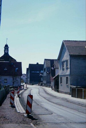 Straße mit Häusern