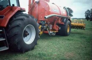 Fotografie: Traktor, Antriebs- und Anbausystem, Fahrwerk, Reifen, Terrareifen, Güllefass