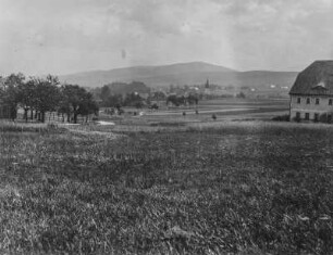 Landschaft : Eine Landschaft mit einem Dorf in der Mitte, umgeben von Wiesen und Feldern